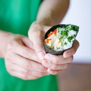 finishing the temaki hand roll
